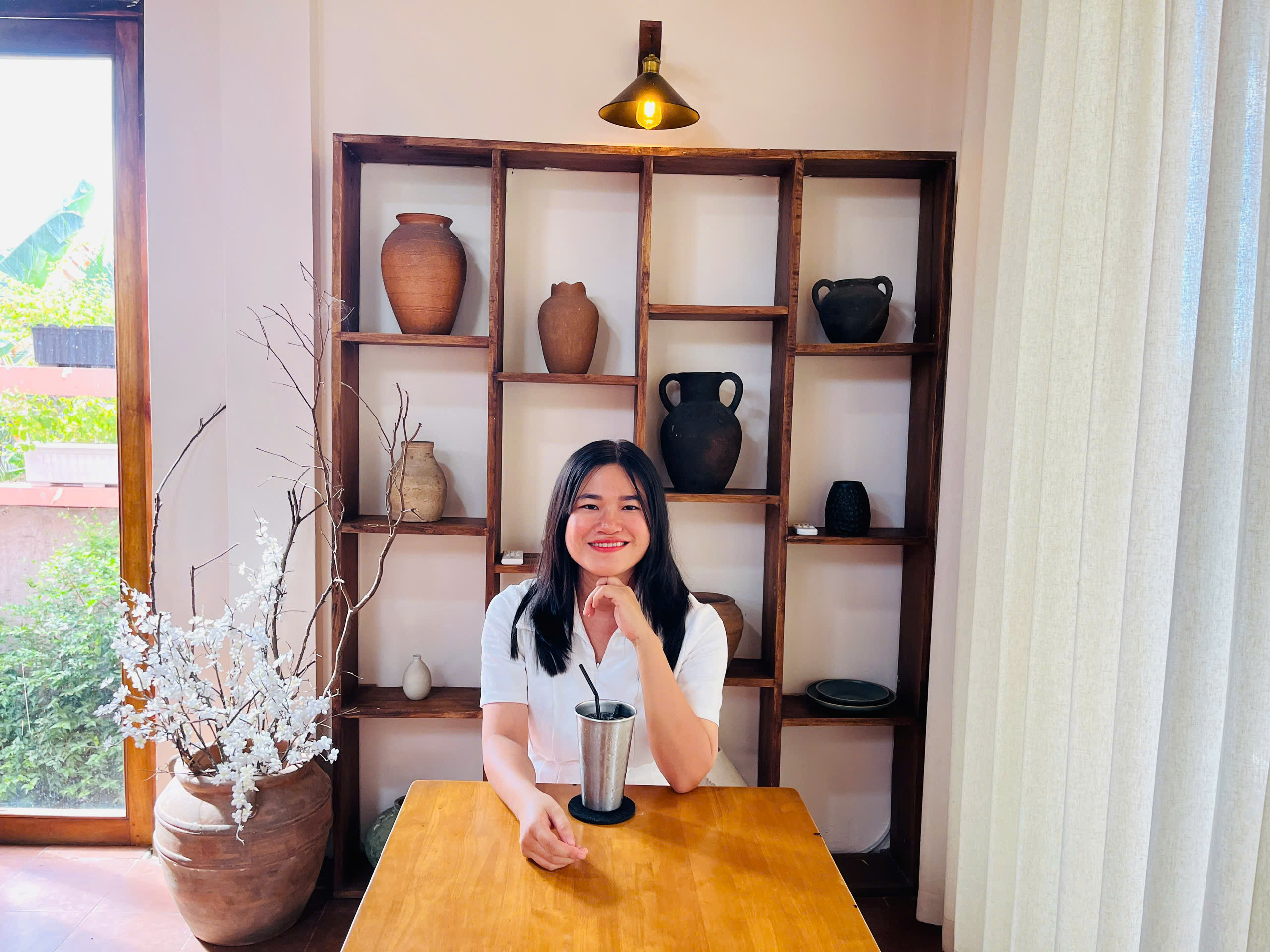 Duyên Huỳnh trong không gian làm việc ấm áp